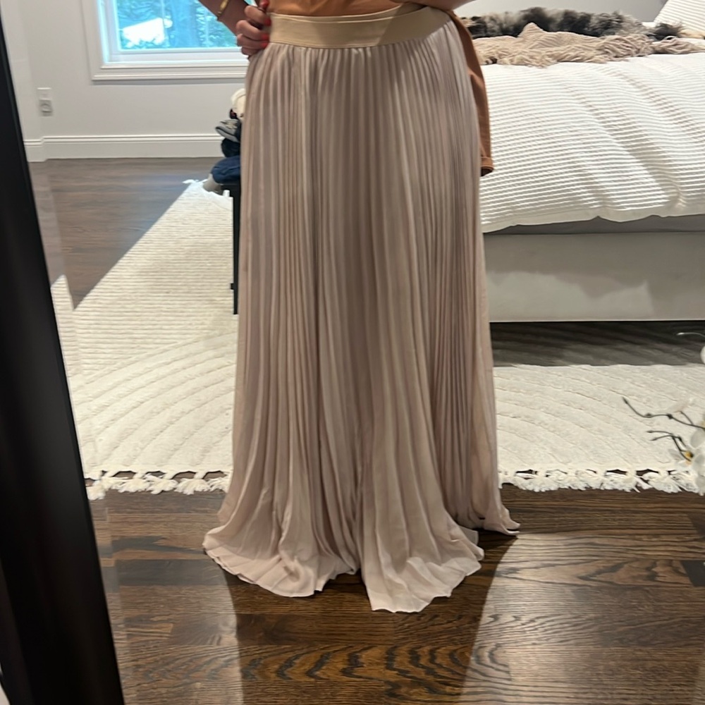 BCBG pleated beige skirt - Small